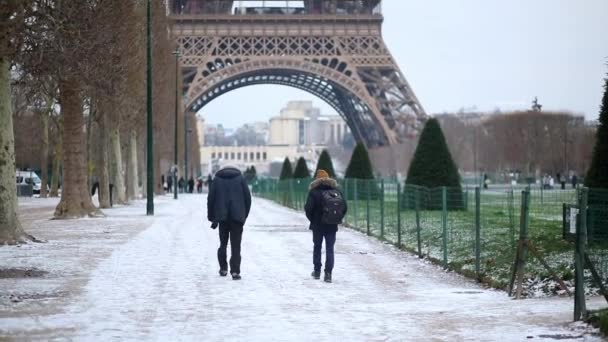 Personas Que Pasan Por Torre Eiffel París Día Nevado — Vídeo de stock