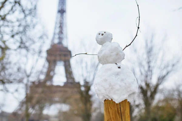 Pequeño Muñeco Nieve Divertido Torre Eiffel Día Con Nieve Pesada Imagen De Stock