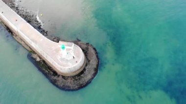 Vendee departmanından Les Sables D0lonne 'daki deniz fenerinin insansız hava aracı görüntüsü, Pays de la Loire, Fransa
