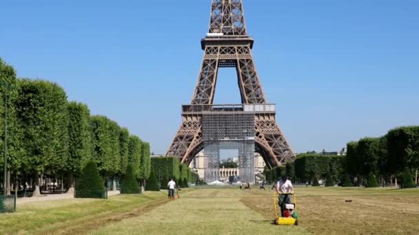パリス フランス June 2020 エッフェル塔 フランスに近い火星のフィールドの新しい草のための土壌を準備するために回転子を使用する庭師 — ストック動画
