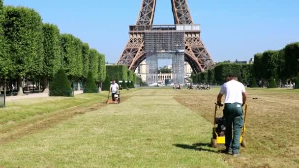 프랑스 2020년 23일 프랑스 필드에서 새로운 잔디를위한 토양을 준비하기 Rototillers를 — 비디오