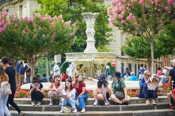 Parigi Francia Luglio 2023 Persone Sedute Accanto Alla Fontana Piazza Immagine Stock