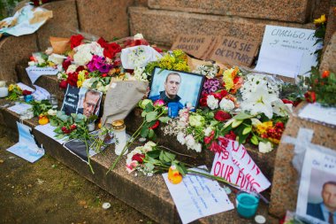PARIS, FRANCE - 19 Şubat 2024: Sırbistan 'ın ilk anıtı ve Fransa' nın Paris kentindeki Rus büyükelçiliğinden çok da uzak olmayan bir yerde, Sırbistan yakınlarındaki Alexei Navalny için geçici anıt