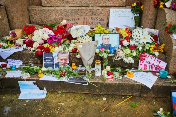 Paris Francja Luty 2024 Tymczasowy Pomnik Aleksieja Nawalnego Pobliżu Pierwszego Zdjęcia Stockowe bez tantiem