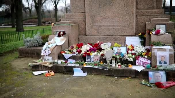Paris Francja Luty 2024 Tymczasowy Pomnik Aleksieja Nawalnego Pobliżu Pierwszego — Wideo stockowe