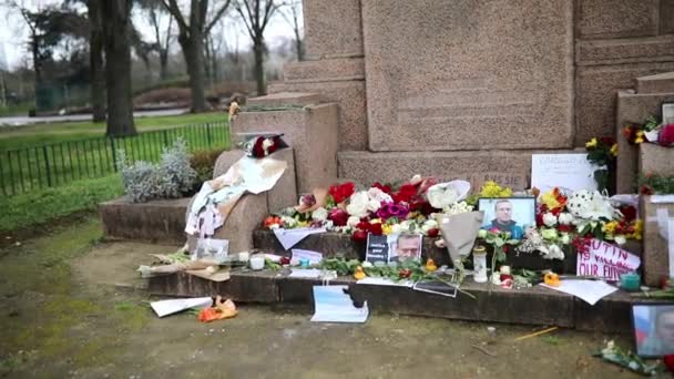 Paříž Francie February 2024 Dočasný Pomník Alexeje Navalného Petera Srbska — Stock video