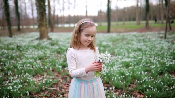 Χαριτωμένο Κορίτσι Νηπιαγωγείο Πράσινο Φούστα Tutu Συλλογή Λουλούδια Πτώση Χιονιού — Αρχείο Βίντεο
