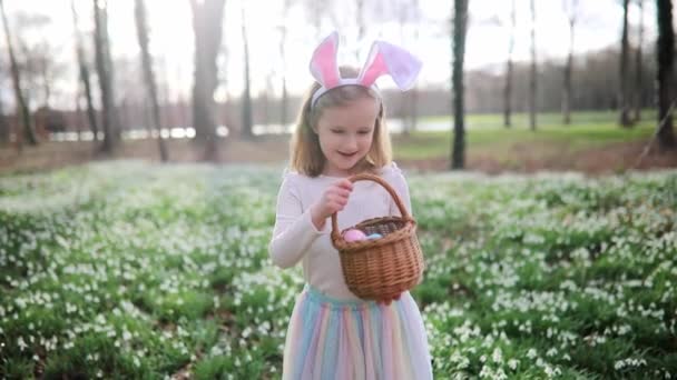 Шестирічна Дівчинка Грає Полювання Яйце Великдень Дитина Сидить Траві Безліччю — стокове відео