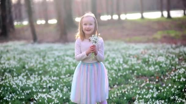 Cute Preschooler Girl Green Tutu Skirt Gathering Snowdrop Flowers Park — Stockvideo