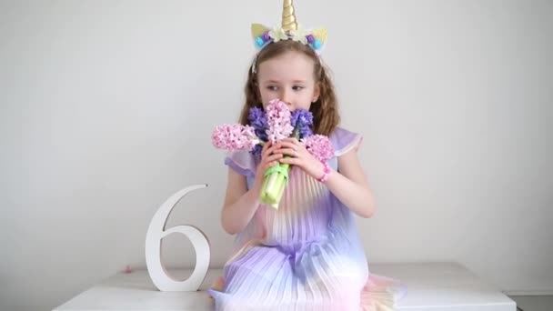 Schattig Kleuter Meisje Met Eenhoorn Haar Decoratie Met Hyacinten Wit — Stockvideo