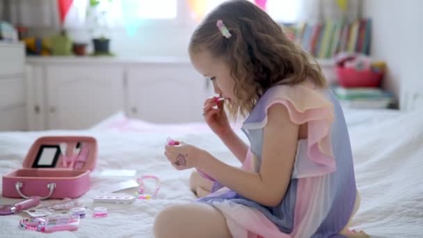 可爱的学龄前女孩 带独角兽毛装饰 玩弄儿童化妆品 — 图库视频影像