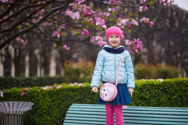 Imádnivaló Óvodás Lány Élvezi Rózsaszín Magnóliák Teljes Virágzik Egy Esős Jogdíjmentes Stock Fotók