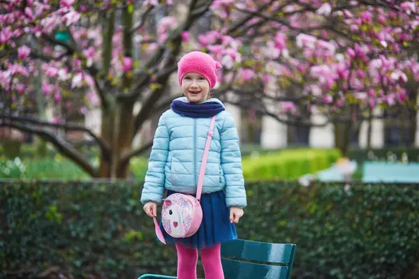 Bedårande Förskoleflicka Njuter Rosa Magnolior Full Blom Regnig Dag Park Stockfoto