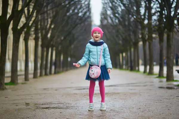 Fröhliches Vorschulmädchen Das Einem Regnerischen Tag Auf Einer Straße Paris Stockbild