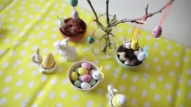 Renkli yumurtalar, tavuklar, lezzetli tatlılar ve çikolatalarla süslenmiş güzel Paskalya masası Paskalya kahvaltısı için servis edilir..