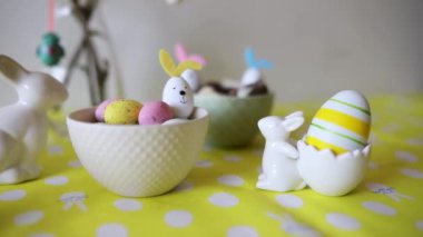 Renkli yumurtalar, tavuklar, lezzetli tatlılar ve çikolatalarla süslenmiş güzel Paskalya masası Paskalya kahvaltısı için servis edilir..
