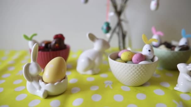 Prachtige Paastafel Versierd Met Gekleurde Eieren Konijnen Kippen Heerlijke Zoetigheden — Stockvideo