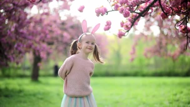 Чарівна Дівчина Дошкільник Прикрасі Голови Кролика Насолоджуючись Сонячним Весняним Днем — стокове відео
