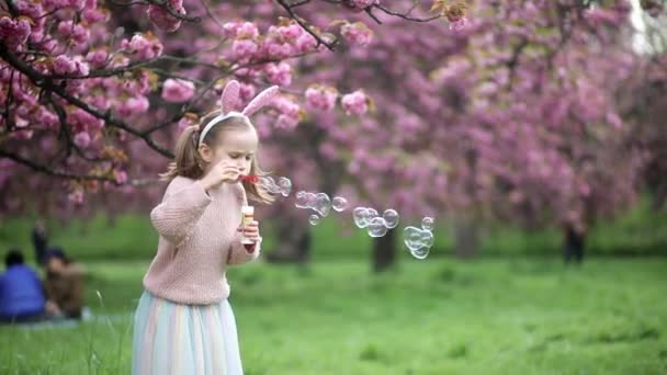 Entzückendes Vorschulmädchen Mit Hasenohren Kopfschmuck Genießt Den Sonnigen Frühlingstag Park — Stockvideo
