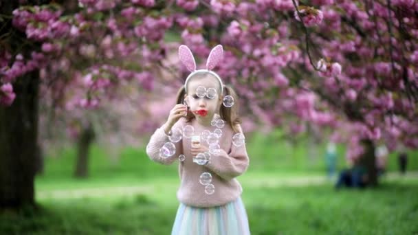 Чарівна Дівчина Дошкільник Прикрасі Голови Кролика Насолоджуючись Сонячним Весняним Днем — стокове відео