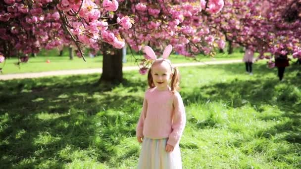 Adorabile Bambina Età Prescolare Che Indossa Decorazione Testa Coniglio Orecchie — Video Stock