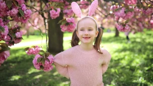 Чарівна Дівчина Дошкільник Прикрасі Голови Кролика Яка Показує Свої Два — стокове відео