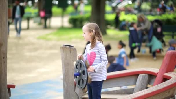Urocza Przedszkolanka Placu Zabaw Słoneczny Dzień Przedszkolak Bawiący Się Dworze — Wideo stockowe