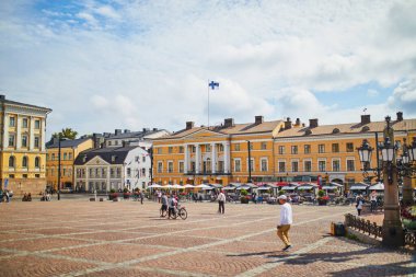 HELSINKI, FINLAND - 26 AĞUSTOS 2023: Finlandiya, Helsinki 'de Senato Meydanı' ndaki insanlar