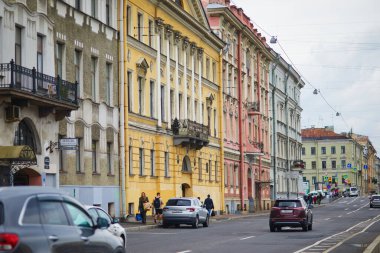 SAINT-PETERSBURG, RUSSIA - 19 Ağustos 2023: insanlar Saint-Petersburg, Rusya 'da bir sokakta yürüyorlar
