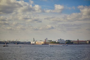 SAINT-PETERSBURG, RUSSIA - 21 Ağustos 2023: Saint-Petersburg, Rusya 'da Neva nehrinde yüzen turist botları