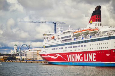 HELSINKI, FINLAND - 25 Ağustos 2023: Viking feribot Gabriella Helsinki, Finlandiya limanında