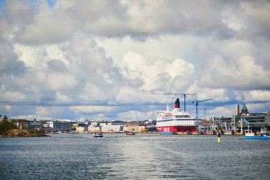 HELSINKI, FINLAND - 25 Ağustos 2023: Viking feribot Gabriella Helsinki, Finlandiya limanında