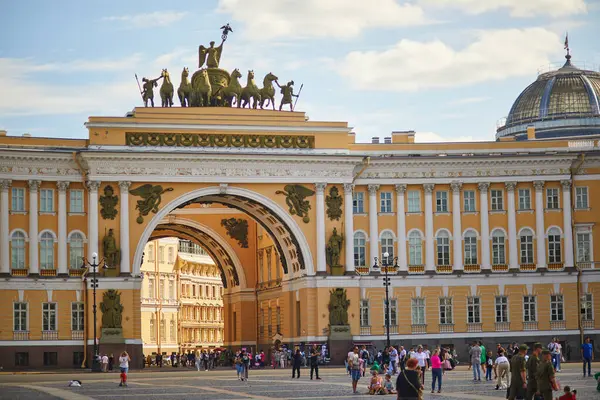 SAINT-PETERSBURG, RUSSIA - 19 Ağustos 2023: Rusya 'nın Saint-Petersburg kentindeki Palace Meydanı' nda yürüyen insanlar