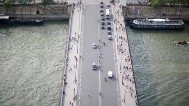 Fransa 'nın başkenti Paris' teki Seine nehri üzerindeki Iena Köprüsü 'nde birçok yaya ve araç görüldü.