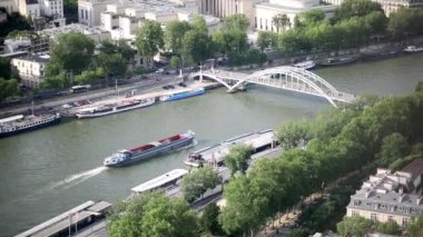 Paris, Fransa 'da Seine nehrinin havadan manzarası, turistik tekneler ve Yolcu Debilly