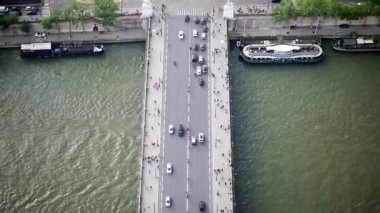 Fransa 'nın başkenti Paris' teki Seine nehri üzerindeki Iena Köprüsü 'nde birçok yaya ve araç görüldü.