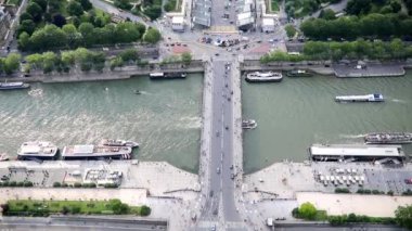 Fransa 'nın başkenti Paris' teki Seine nehri üzerindeki Iena Köprüsü 'nde birçok yaya ve araç görüldü.