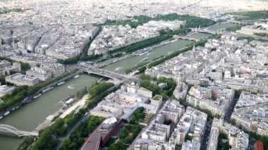 Paris, Fransa 'da köprüleri ve turistik tekneleri olan Seine nehrinin havadan manzarası