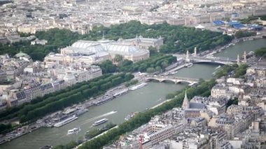 Paris, Fransa 'da köprüleri ve turistik tekneleri olan Seine nehrinin havadan manzarası
