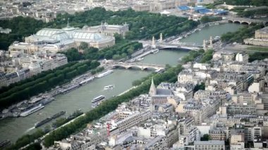 Paris, Fransa 'da köprüleri ve turistik tekneleri olan Seine nehrinin havadan manzarası