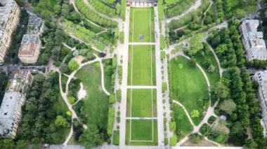 Paris, Fransa 'daki Eyfel Kulesi' nin yakınındaki Mars meydanında çimde oturup piknik yapan insanların havadan görüntüsü.