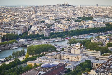 Paris, Fransa 'da Seine nehri, turistik tekneler ve Alma köprüsünün havadan manzarası