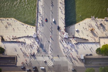 Fransa 'nın başkenti Paris' teki Seine nehri üzerindeki Iena Köprüsü 'nde birçok yaya ve araç görüldü.