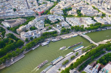 Paris, Fransa 'da Seine nehrinin havadan manzarası, turistik tekneler ve Yolcu Debilly