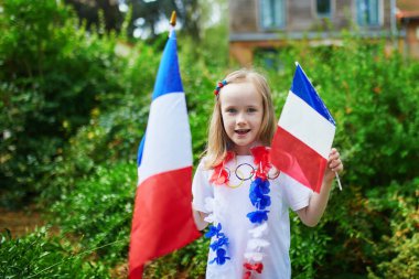 Fransız milli bayrağıyla sevimli anaokulu kızı yarışma sırasında milli takımını destekliyor ve tezahürat yapıyor.