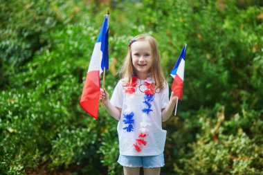 Fransız milli bayrağıyla sevimli anaokulu kızı yarışma sırasında milli takımını destekliyor ve tezahürat yapıyor.