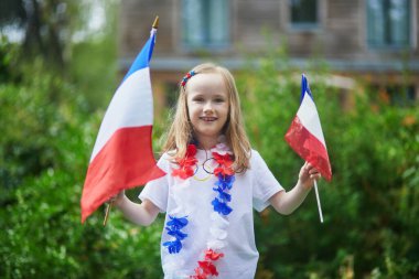 Fransız milli bayrağıyla sevimli anaokulu kızı yarışma sırasında milli takımını destekliyor ve tezahürat yapıyor.