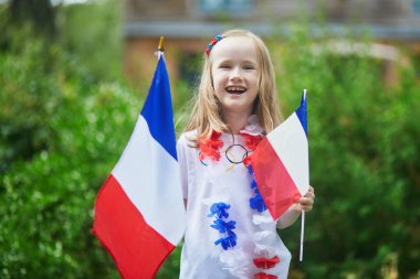 Fransız milli bayrağıyla sevimli anaokulu kızı yarışma sırasında milli takımını destekliyor ve tezahürat yapıyor.