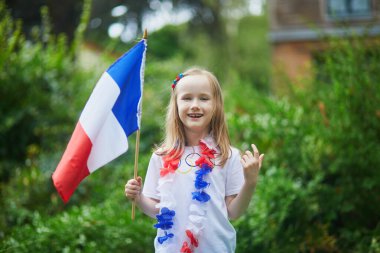 Fransız milli bayrağıyla sevimli anaokulu kızı yarışma sırasında milli takımını destekliyor ve tezahürat yapıyor.