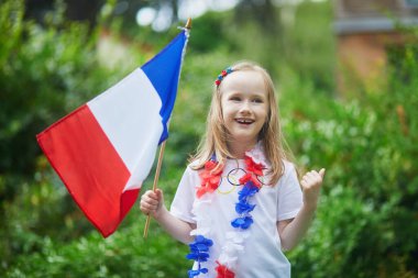 Fransız milli bayrağıyla sevimli anaokulu kızı yarışma sırasında milli takımını destekliyor ve tezahürat yapıyor.